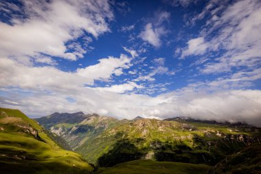 Avusturya 'daki Grossglockner High Alpine Yolu üzerinde harika geniş açı görüntüsü - seyahat fotoğrafçılığı
