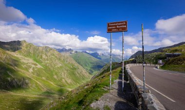 Avusturya Alpleri 'ndeki Timmelsjoch Yüksek Alp Yolu' ndaki yön işaretlerine Passo Rombo da denir.
