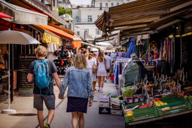 Viyana 'nın en bilinen pazarı Naschmarkt - VienNA, AUSTRIA - 1 AĞUSTOS 2021