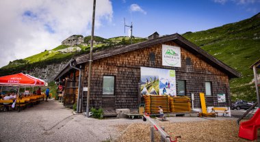 Altaussee Avusturya 'nın Kaybeden Dağı' ndaki Ezik Tavernası - Kötü AUSSEE, AUSTRIA - 30 Temmuz 2021