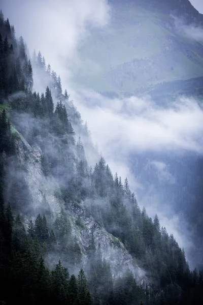 Dia Chuvoso Nos Alpes Austríacos Com Nuvens Profundas Nevoeiro Fotografia — Fotografia de Stock