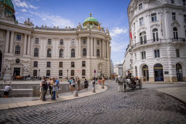 Viyana Hofburg İmparatorluk Sarayı - şehrin en ünlü simgesi - VIENNA, AUSTRIA - 1 AĞUSTOS, 2021
