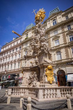 Viyana 'daki Üçlemeci Sütunu aynı zamanda şehir merkezindeki Plaque sütunu olarak da adlandırılır - VIENNA, AUSTRIA - 1 Ağustos 2021