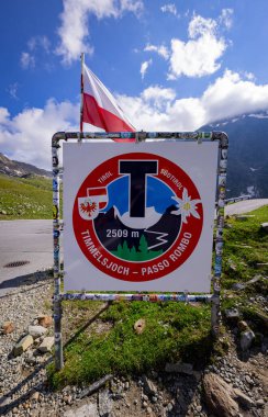 Avusturya Alpleri 'ndeki Timmelsjoch Yüksek Alp Yolu' nun tepesinde Passo Rombo - TiMELSJOCH, AUSTRIA - 28 Temmuz 2021