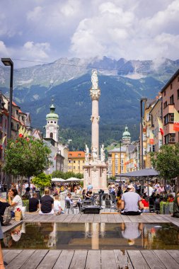 Innsbruck 'un tarihi bölgesi güzel yaya bölgesi ve pazar meydanı - INNSBRUCK, AUSTRIA - 29 Temmuz 2021