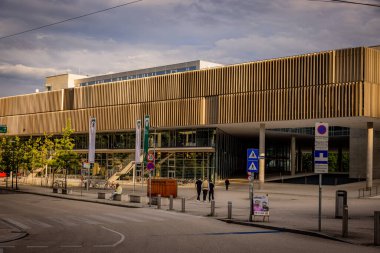 Şehir merkezindeki Unipark Salzburg binası - SALZBURG, AUSTRIA - 3 Ağustos 2021