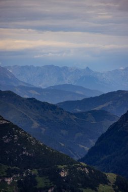 Avusturya 'daki Grossglockner Yüksek Alp Yolu' ndan dağların üzerinden bir görüntü - seyahat fotoğrafçılığı