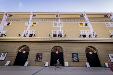 Salzburg Festivali - eski kasabadaki büyük festival evi - SALZBURG, AUSTRIA - 3 AĞUSTOS, 2021
