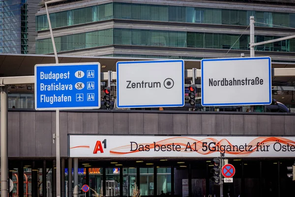 Проезд Знаки Вене Будапешт Братислава Аэропорт Vienna Австрия Августа 2021 — стоковое фото