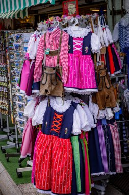 Tipik Avusturyalı satılık elbise - HALLSTATT, AUSTRIA - 30 Temmuz 2021