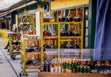 Viyana 'nın en bilinen pazarı Naschmarkt - VienNA, AUSTRIA - 1 AĞUSTOS 2021