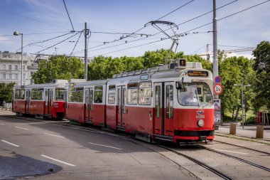 Viyana sokaklarındaki efsanevi tramvay - Vienna, AUSTRIA - 1 Ağustos 2021
