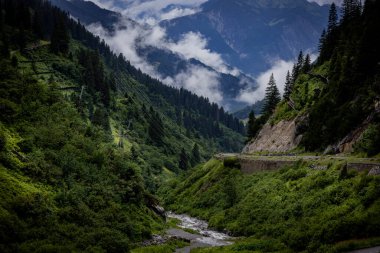 Avusturya Alpleri 'ndeki dağların muhteşem panoramik manzarası - seyahat fotoğrafçılığı