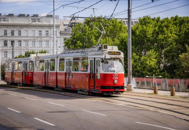 Viyana sokaklarındaki efsanevi tramvay - Vienna, AUSTRIA - 1 Ağustos 2021