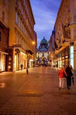 Viyana 'da Viyana İmparatorluk Sarayı manzaralı yaya bölgesi - Viyana, AVUSTRIA - 1 AĞUSTOS 2021