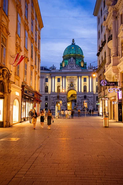 Viyana 'da Viyana İmparatorluk Sarayı manzaralı yaya bölgesi - Viyana, AVUSTRIA - 1 AĞUSTOS 2021