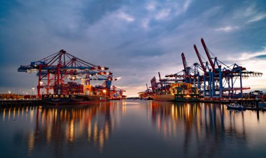 Hamburg Limanı üzerinde gün batımı - HAMBURG, Almanya - 10 Mayıs 2021