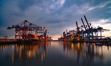 Hamburg Limanı akşam saatlerinde arka ışıkta - HAMBURG, ALMANY - 10 Mayıs 2021