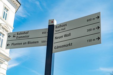 Hamburg şehrinde yön işaretleri - HAMBURG, Almanya - 10 Mayıs 2021