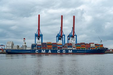 Hamburg Limanı, devasa vinçleriyle HAMBURG, ALMANY 10 Mayıs 2021