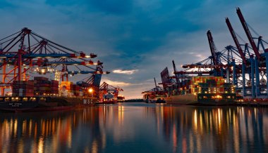 Hamburg limanında gece yüklenen vinçler - HAMBURG, ALMANY - 10 Mayıs 2021