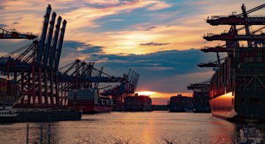Hamburg Limanı üzerinde gün batımı - HAMBURG, Almanya - 10 Mayıs 2021