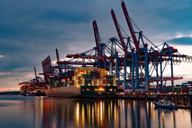 Hamburg Limanı 'nda büyük konteynır terminalleri ile gece - HAMBURG, ALMANY - 10 Mayıs 2021