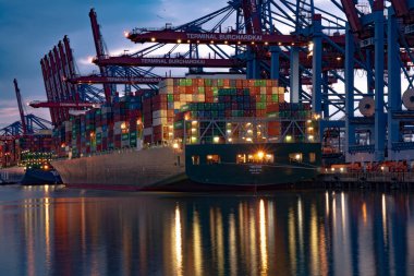 Hamburg limanında gece yüklenen vinçler - HAMBURG, ALMANY - 10 Mayıs 2021