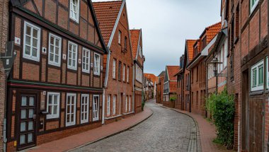 Almanya 'nın tarihi Stade ilçesindeki güzel eski evler - STADE, GERMANY - 10 Mayıs 2021