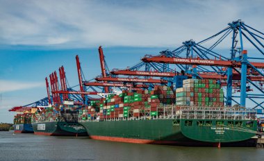 Hamburg Limanı 'ndaki Eurogate Konteyner Terminali - Hava Görünümü - HAMBURG, GERMANY - 10 Mayıs 2021