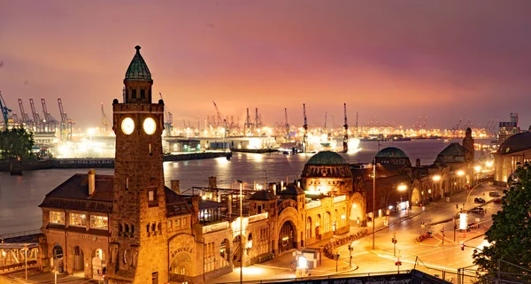ハンブルクの港で有名なSt Pauli Landungsbrecken 素晴らしい夕景 Hamburg Germany 2021年5月10日 — ストック写真
