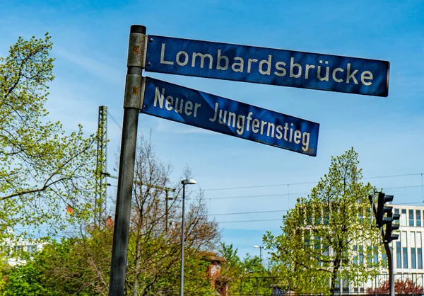 Уличные Знаки Гамбурге Jungfernstieg Гамбург Германия Мая 2021 — стоковое фото