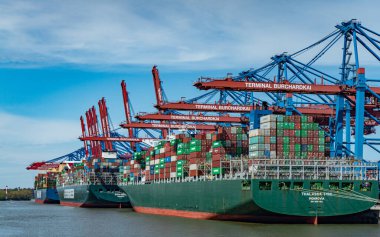 Hamburg Limanı 'ndaki Burchardkai Konteyner Terminali HAMBURG, GERMANY 10 Mayıs 2021