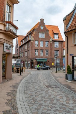 Luneburg Almanya 'nın tarihi şehrindeki güzel eski binalar - LUENEBURG, Almanya - 10 Mayıs 2021