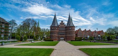 Lubeck Almanya 'nın ünlü Holsten Kapısı - LUBECK, Almanya - 10 Mayıs 2021