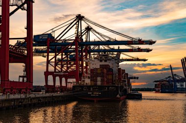 Hamburg Limanı akşam saatlerinde arka ışıkta - HAMBURG, ALMANY - 10 Mayıs 2021