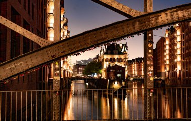 Geceleyin Hamburg 'daki tarihi depo bölgesi - HAMBURG, ALMANY - 10 Mayıs 2021