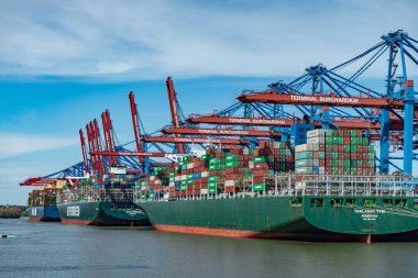 Hamburg limanının terminalindeki konteyner gemisi HAMBURG, ALMANY 10 Mayıs 2021