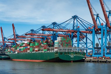 Hamburg Limanı 'ndaki konteyner terminali - HAMBURG, Almanya - 10 Mayıs 2021