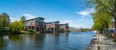 Lubeck Almanya 'sında Nehir Trave - LUBECK, Almanya - 10 Mayıs 2021