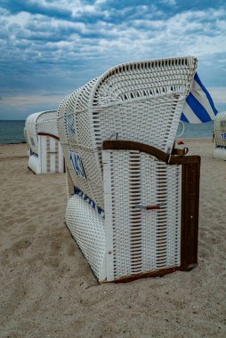 Almanya 'nın Timmendorf Sahili' ndeki Baltık Denizi sepetleri - LUBECK, GERMANY - 10 Mayıs 2021