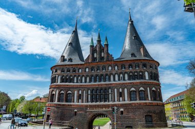 Lubeck Almanya 'nın ünlü Holsten Kapısı - LUBECK, Almanya - 10 Mayıs 2021