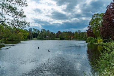 Lubeck Almanya 'sındaki Muehlenteich Gölü - LUBECK, GERMANY - 10 Mayıs 2021