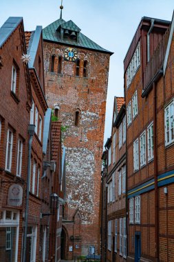 Almanya 'nın tarihi Stade ilçesindeki güzel eski evler - STADE, GERMANY - 10 Mayıs 2021