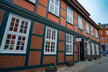 Almanya 'nın tarihi Stade ilçesindeki güzel eski evler - STADE, GERMANY - 10 Mayıs 2021