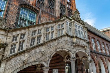 Lubeck 'in şehir merkezindeki güzel tarihi binalar - Belediye Binası - LUBECK, GERMANY - 10 Mayıs 2021