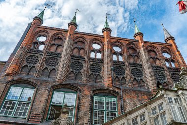 Lubeck 'in şehir merkezindeki güzel tarihi binalar - Belediye Binası - LUBECK, GERMANY - 10 Mayıs 2021