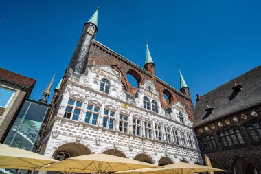 Lubeck 'in şehir merkezindeki tarihi binalar - Unseco Dünya Mirası Alanı - LUBECK, GERMANY - 10 Mayıs 2021