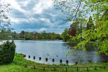 Lubeck Almanya 'nın güzel göleti - LUBECK, Almanya - 10 Mayıs 2021