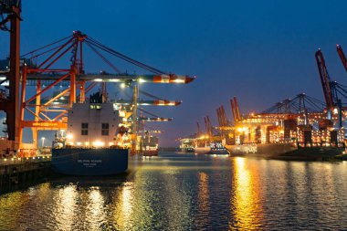 Hamburg limanında gece yüklenen vinçler - HAMBURG, ALMANY - 10 Mayıs 2021